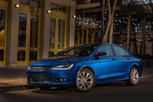 Среднеразмерный седан Chrysler 200 2015 года